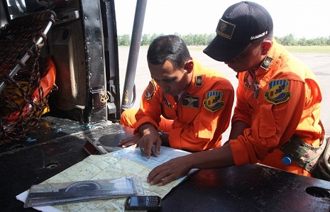 Rescuers detect signal from crashed AirAsia jet